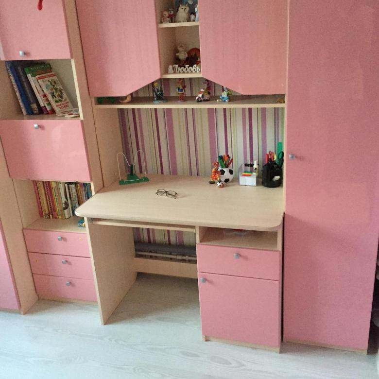 Столы шкафы для детей. Стол со шкафом для школьника. Школьный стол для девочки. Школьный уголок для девочки. Детская стенка со столом.